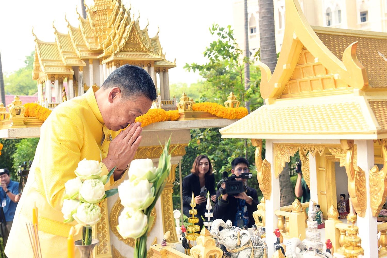 The-Prime-Minister-pays-homage-to-holy-things-on-Songkran-Day-SPACEBAR-Hero.jpg