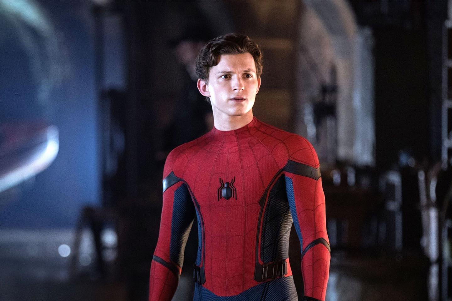 Tom-Holland-and-Marvel-Studios-sign-contract-SPACEBAR-Main