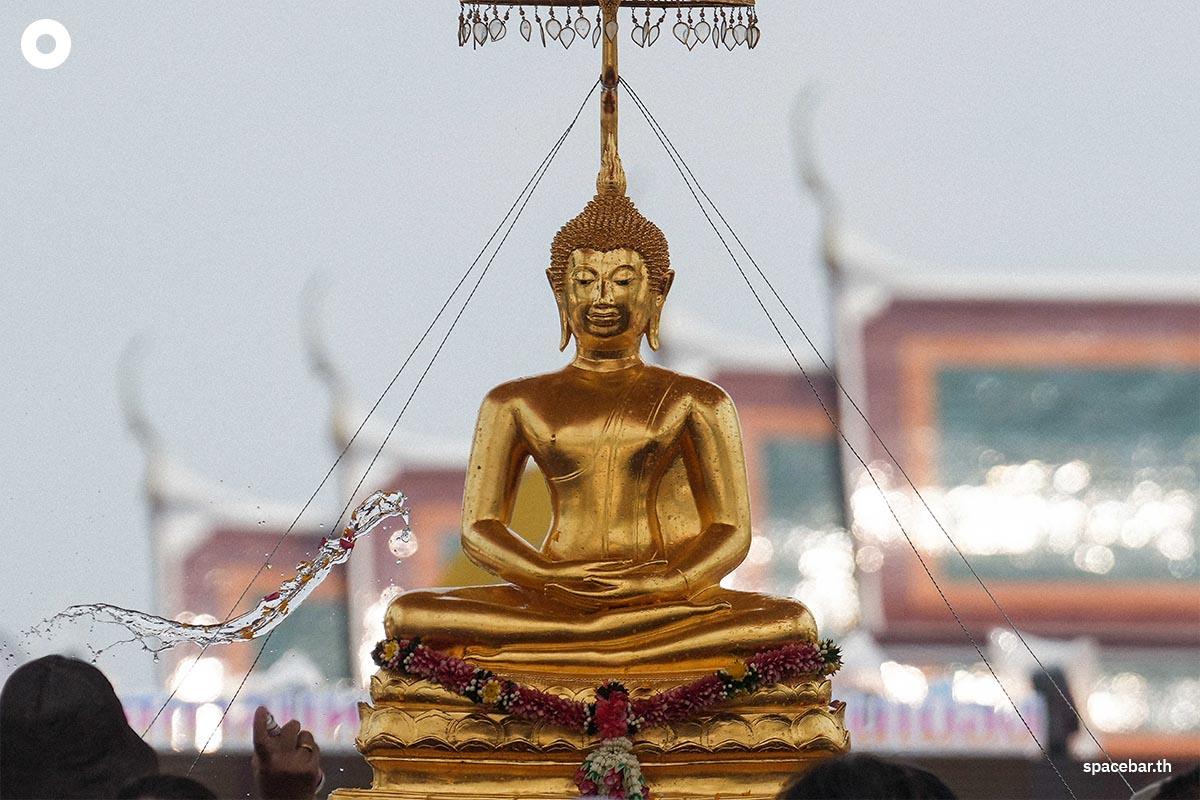 bathing-phra-buddha-sihing-songkran-2024-SPACEBAR-Photo03.jpg