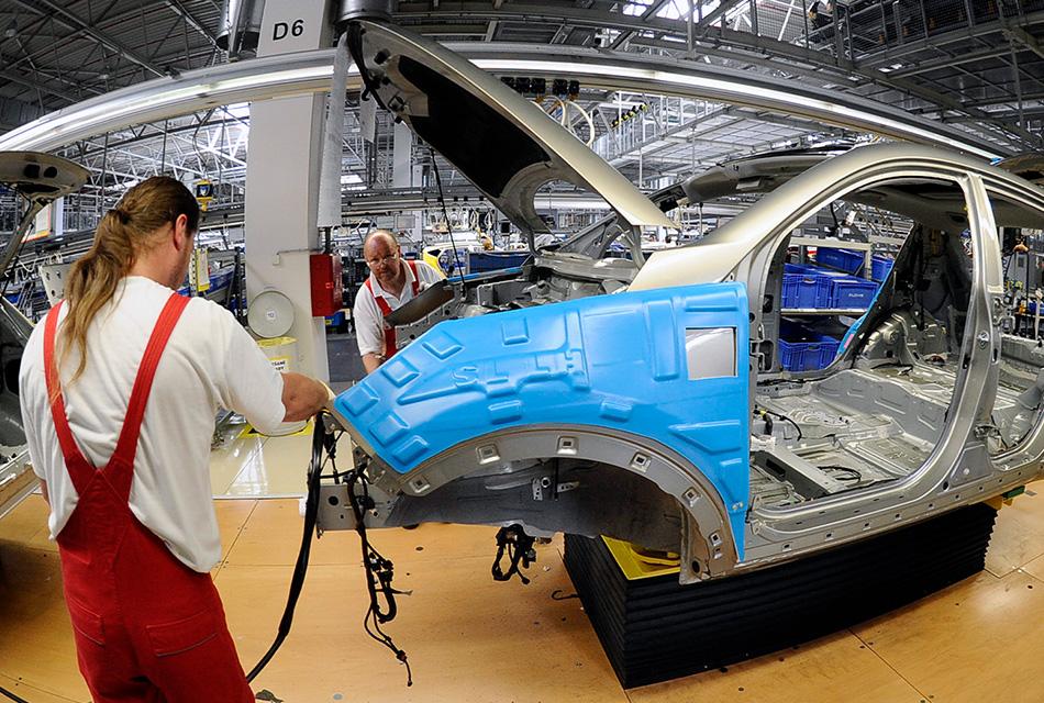 carmakers-emitting-74-million-tonnes-of-co2-greenpeace-SPACEBAR-Thumbnail