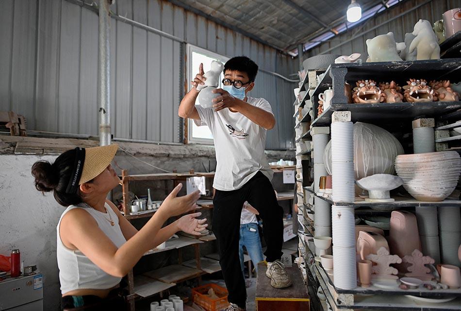 chinese-youths-trade-city-living-for-ceramics-SPACEBAR-Thumbnail.jpg