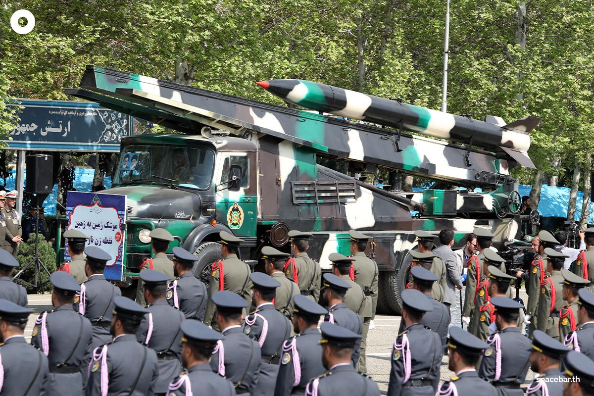 รถบรรทุกกองทัพอิหร่านบรรทุกขีปนาวุธออกมาโชว์แสนยานุภาพในพิธีสวนสนามวันกองทัพในกรุงเตหะราน Photo by ATTA KENARE / AFP 
