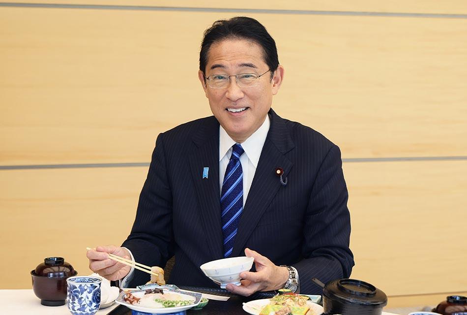 japanese-ministers-eat-fukushima-fish-SPACEBAR-Thumbnail