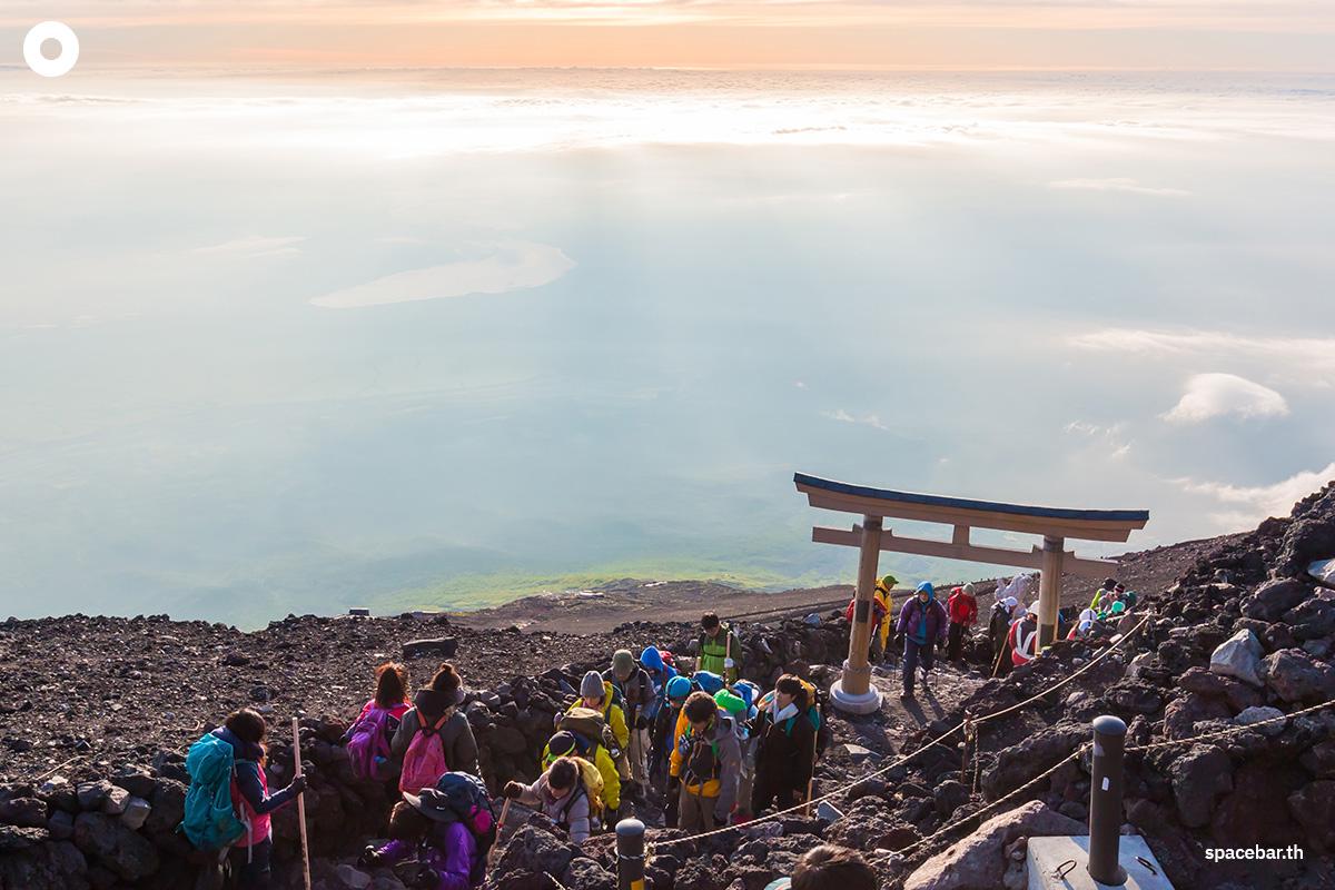 mount-fuji-charge-and-number-cap-on-most-popular-climbing-route-SPACEBAR-Photo01.jpg