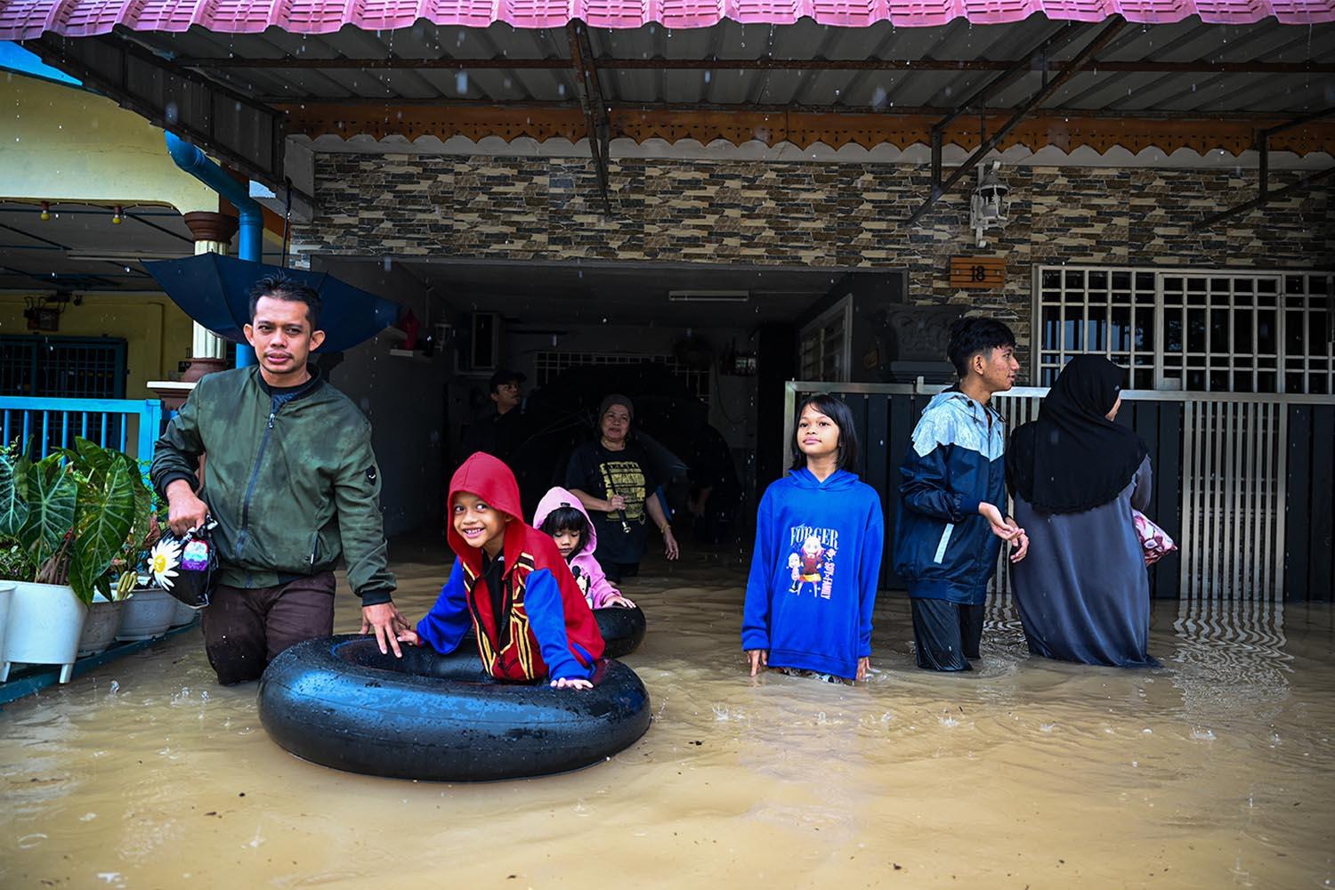 over-28000-people-evacuated-to-flood-relief-centres-in-malaysia-SPACEBAR-Hero.jpg