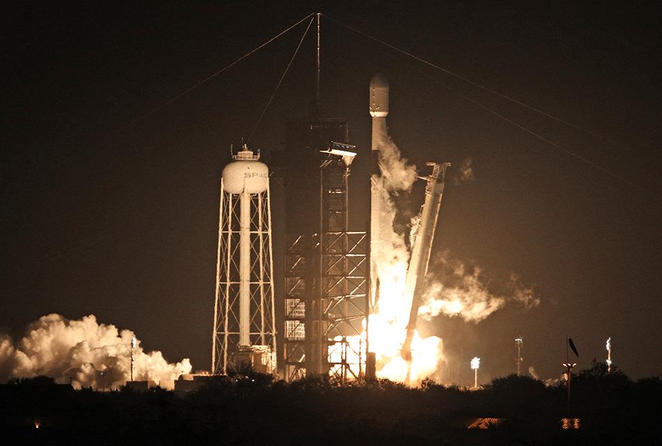 photo-story-spacex-falcon-9-rocket-lifts-off-space-moon-SPACEBAR-Thumbnail.jpg