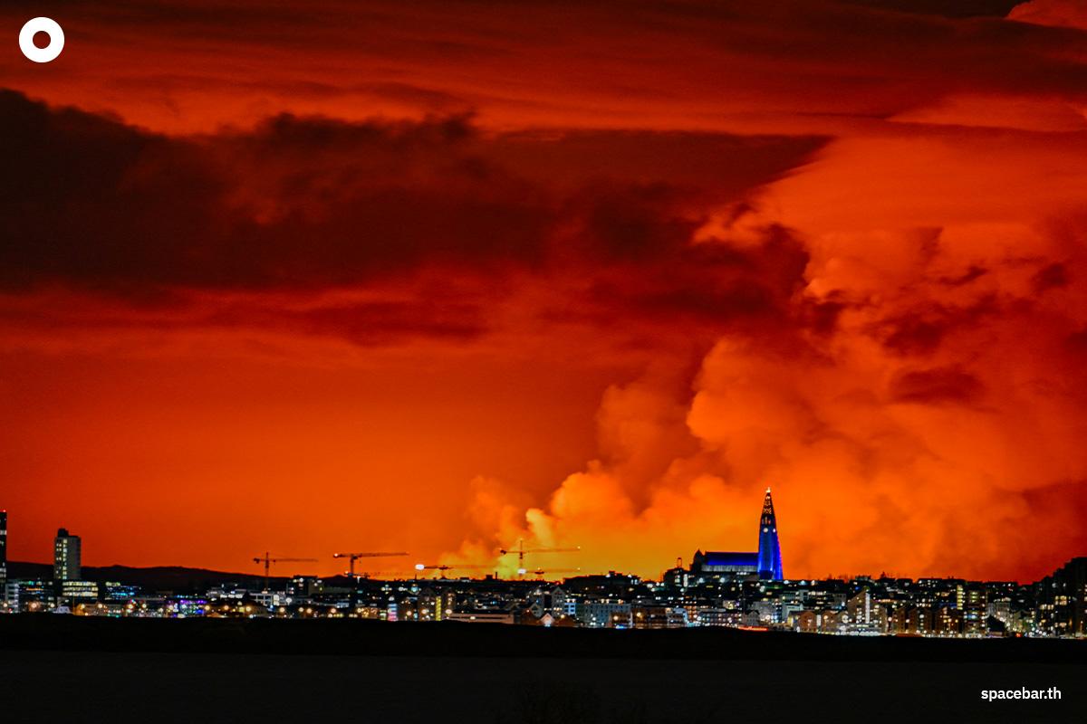 ภาพเส้นขอบฟ้าของเมืองเรคยาวิกตัดกับท้องฟ้าสีส้มเป็นฉากหลัง เนื่องมาจากลาวาหลอมเหลวที่ไหลออกมาจากรอยแยกบนคาบสมุทรเรคยาเนส ทางตอนเหนือของเมืองกวินดาวิก ์เมื่อวันที่ 16 มีนาคม 2024 (Photo by Halldor KOLBEINS / AFP) 