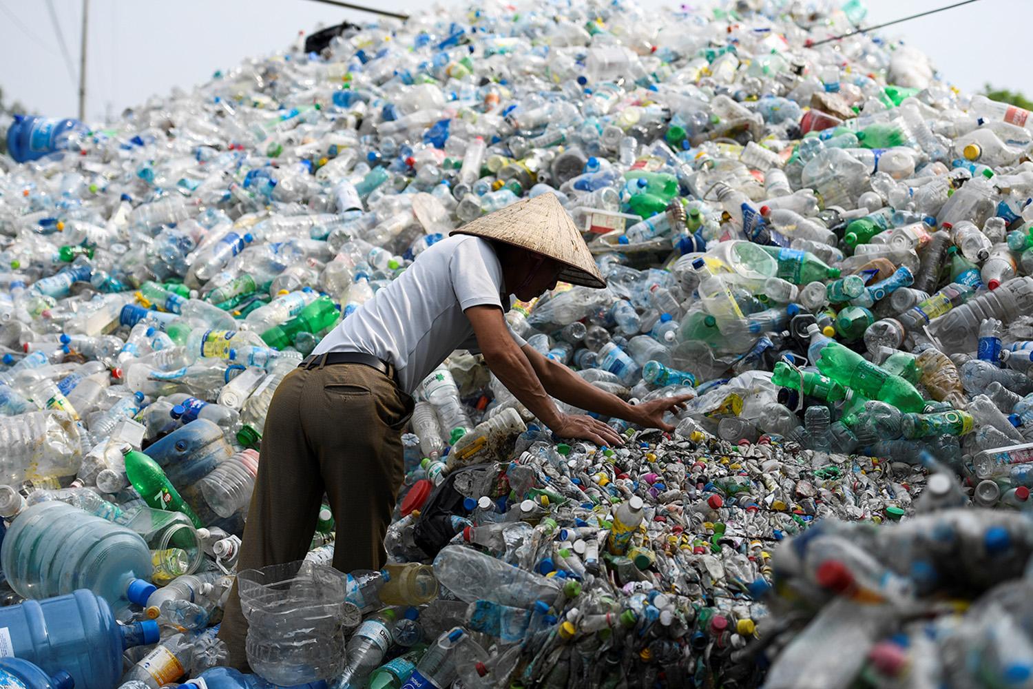 plastic-recycling-release-huge-quantities-of-microplastics-SPACEBAR-Hero