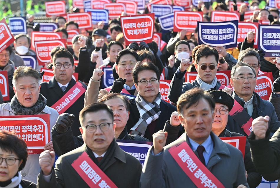 why-thousands-of-trainee-doctors-in-south-korea-staged-a-walkout-SPACEBAR-Thumbnail.jpg