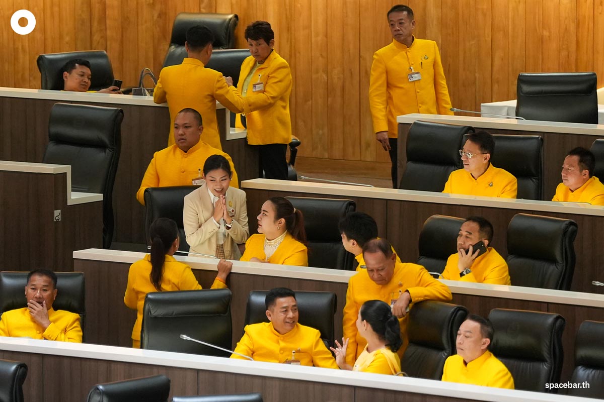 Bhumjaithai_Party_wears_yellow_shirts_to_parliament_meeting_SPACEBAR_Photo02_16e9c3217f.jpg