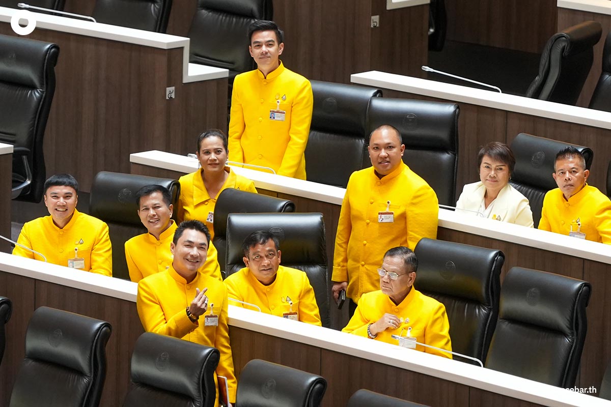 Bhumjaithai_Party_wears_yellow_shirts_to_parliament_meeting_SPACEBAR_Photo03_af633f064c.jpg