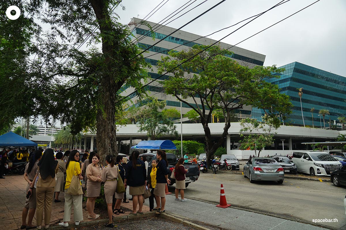 Chaengwattana_Government_Center_People_evacuate_SPACEBAR_Photo00_533354044e.jpg