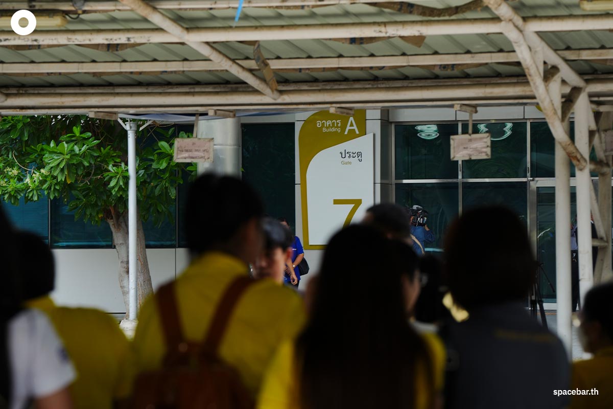 Chaengwattana_Government_Center_People_evacuate_SPACEBAR_Photo05_1d77b7a855.jpg