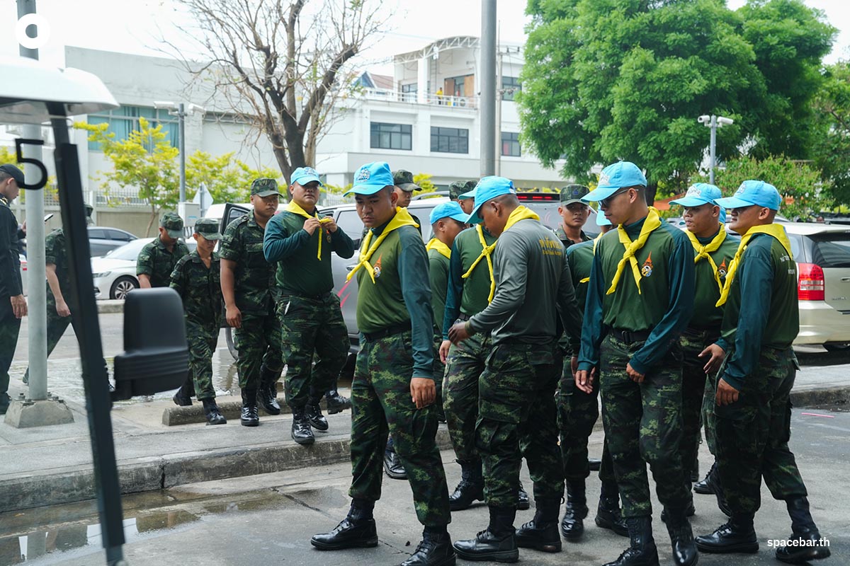 Chaengwattana_Government_Center_People_evacuate_SPACEBAR_Photo09_c1b3acdcf2.jpg