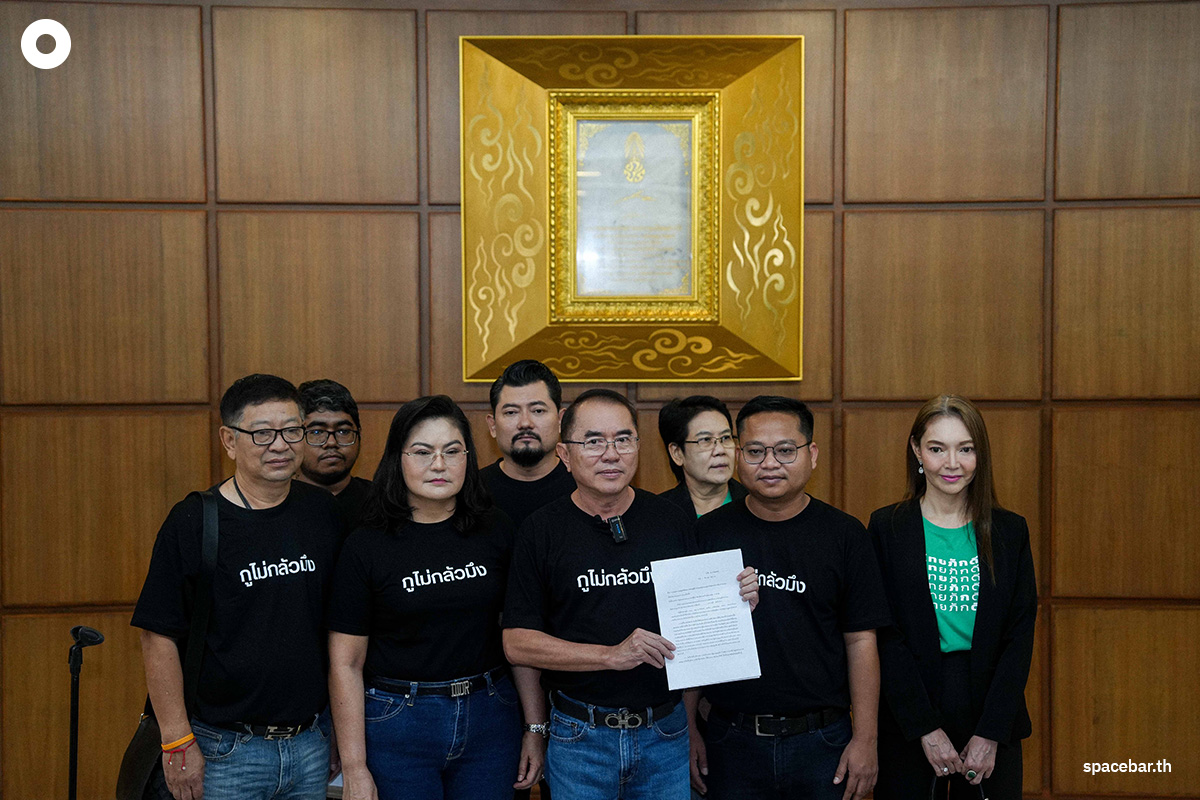 Doctor_Warong_complains_to_the_Election_Commission_that_Thaksin_dominates_the_Pheu_Thai_Party_SPACEBAR_Photo03_7e42df7ccd.jpg