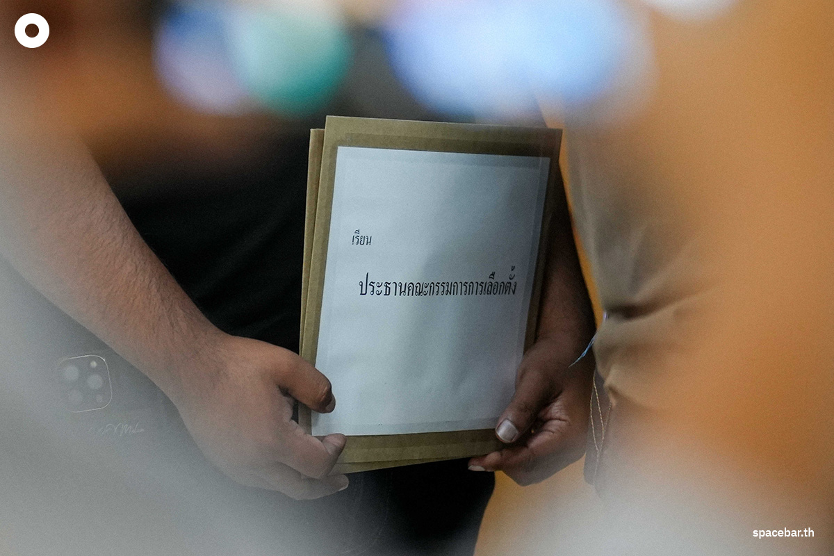 Doctor_Warong_complains_to_the_Election_Commission_that_Thaksin_dominates_the_Pheu_Thai_Party_SPACEBAR_Photo07_16fa313092.jpg