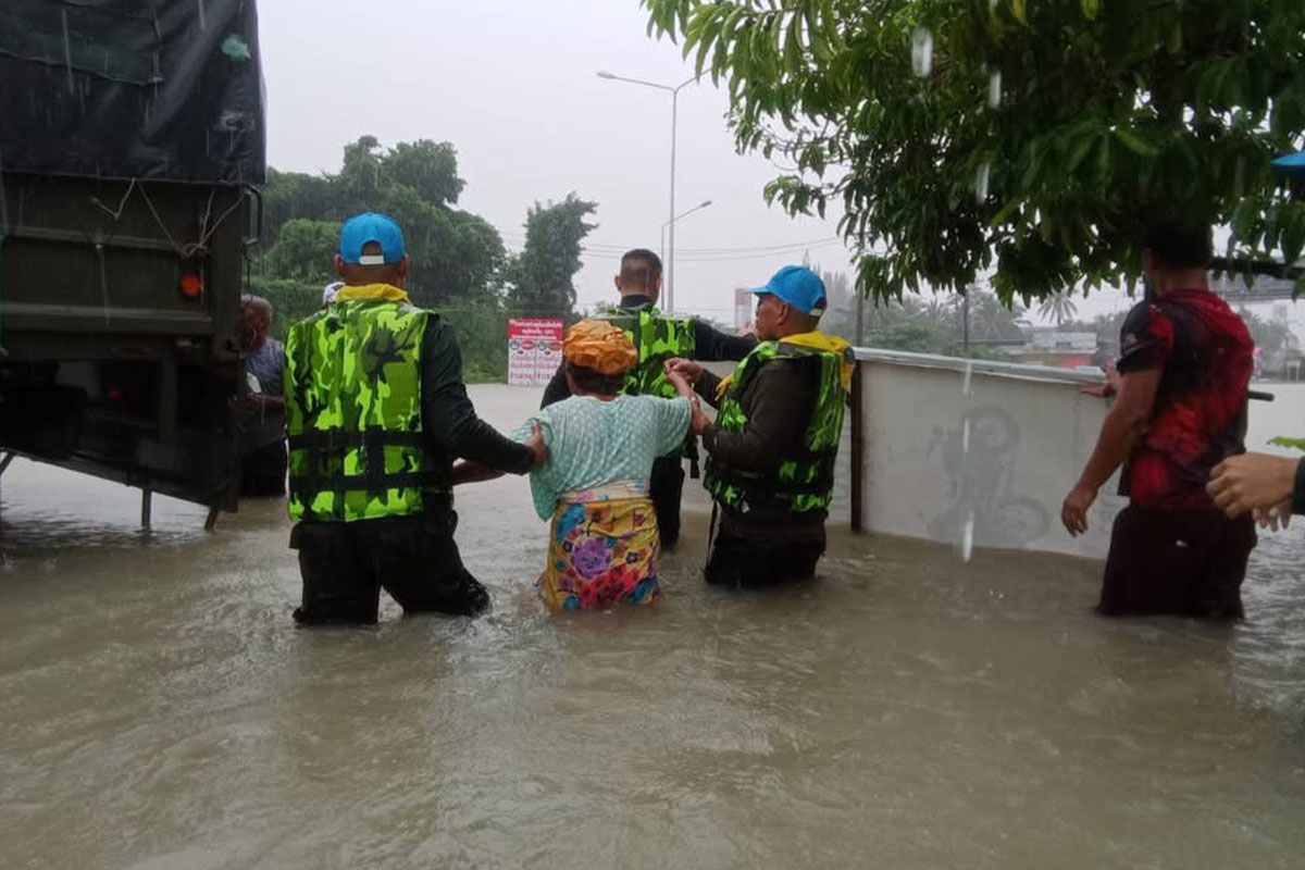 Flood_situation_in_southern_region_Nakhon_Surat_Thani_SPACEBAR_Photo03_2765a9fdf5.jpg