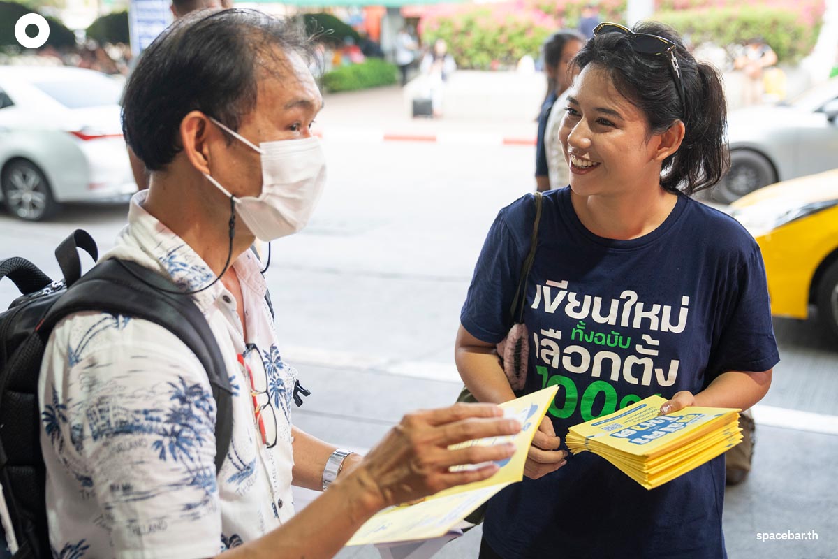 I_Law_distributes_information_documents_Apply_for_election_senator_SPACEBAR_Photo02_91909a63ce.jpg