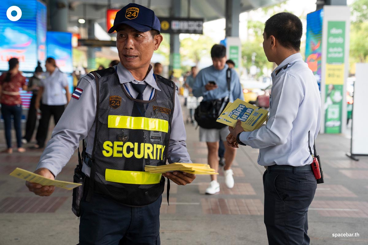 I_Law_distributes_information_documents_Apply_for_election_senator_SPACEBAR_Photo05_060a2c487b.jpg