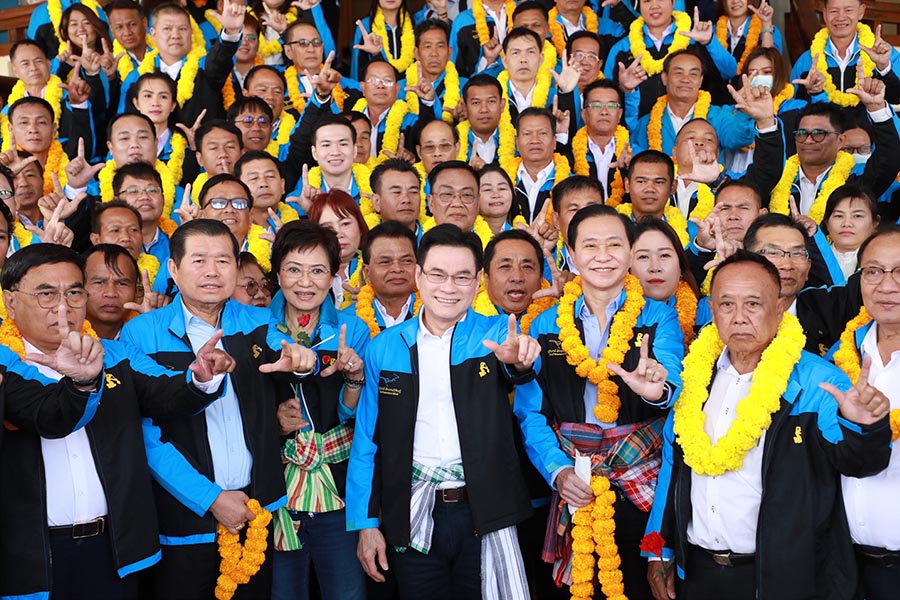 Jurin_leads_the_Democrat_Party_introduces_candidates_for_M_Ps_in_Nakhon_Ratchasima_SPACEBAR_Photo01_0d96d2d3e0.jpeg