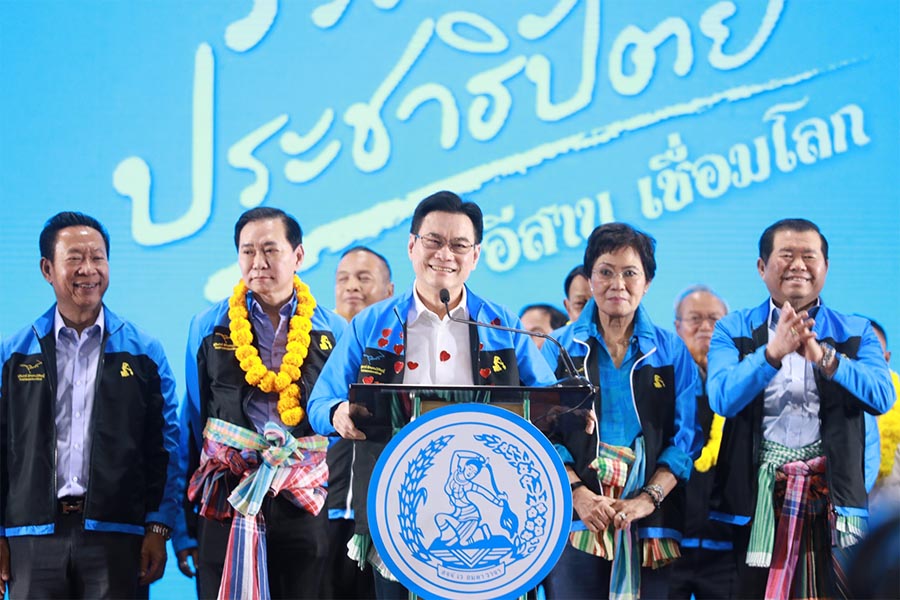 Jurin_leads_the_Democrat_Party_introduces_candidates_for_M_Ps_in_Nakhon_Ratchasima_SPACEBAR_Photo02_4ec92969c2.jpeg