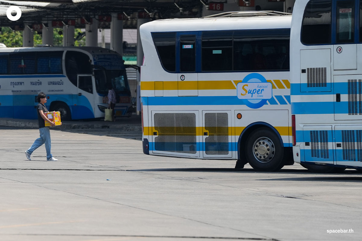 Mo_Chit_and_People_return_to_Bangkok_SPACEBAR_Photo02_e89510a20c.jpg