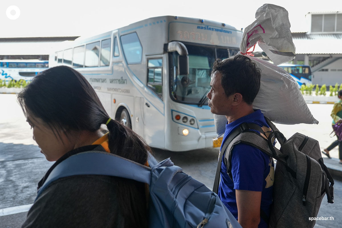 Mo_Chit_and_People_return_to_Bangkok_SPACEBAR_Photo04_7017e4ddb5.jpg