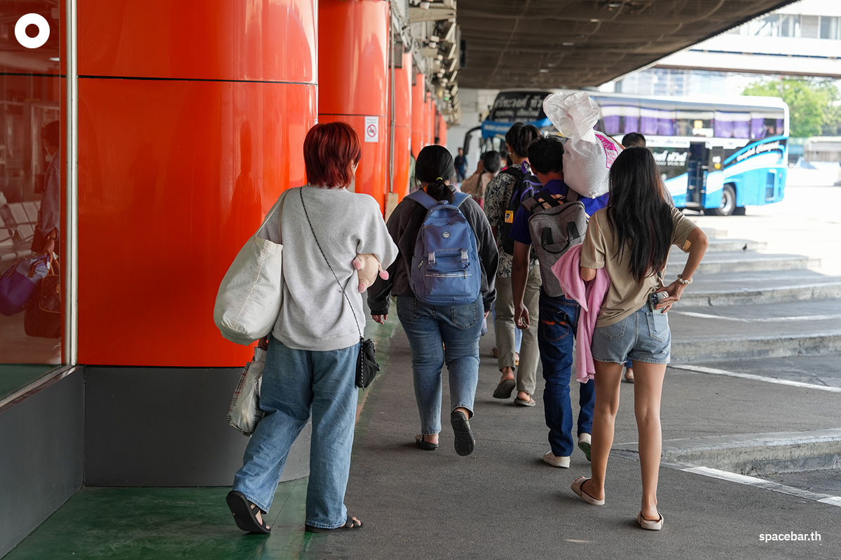 Mo_Chit_and_People_return_to_Bangkok_SPACEBAR_Photo05_76d35e3916.jpg