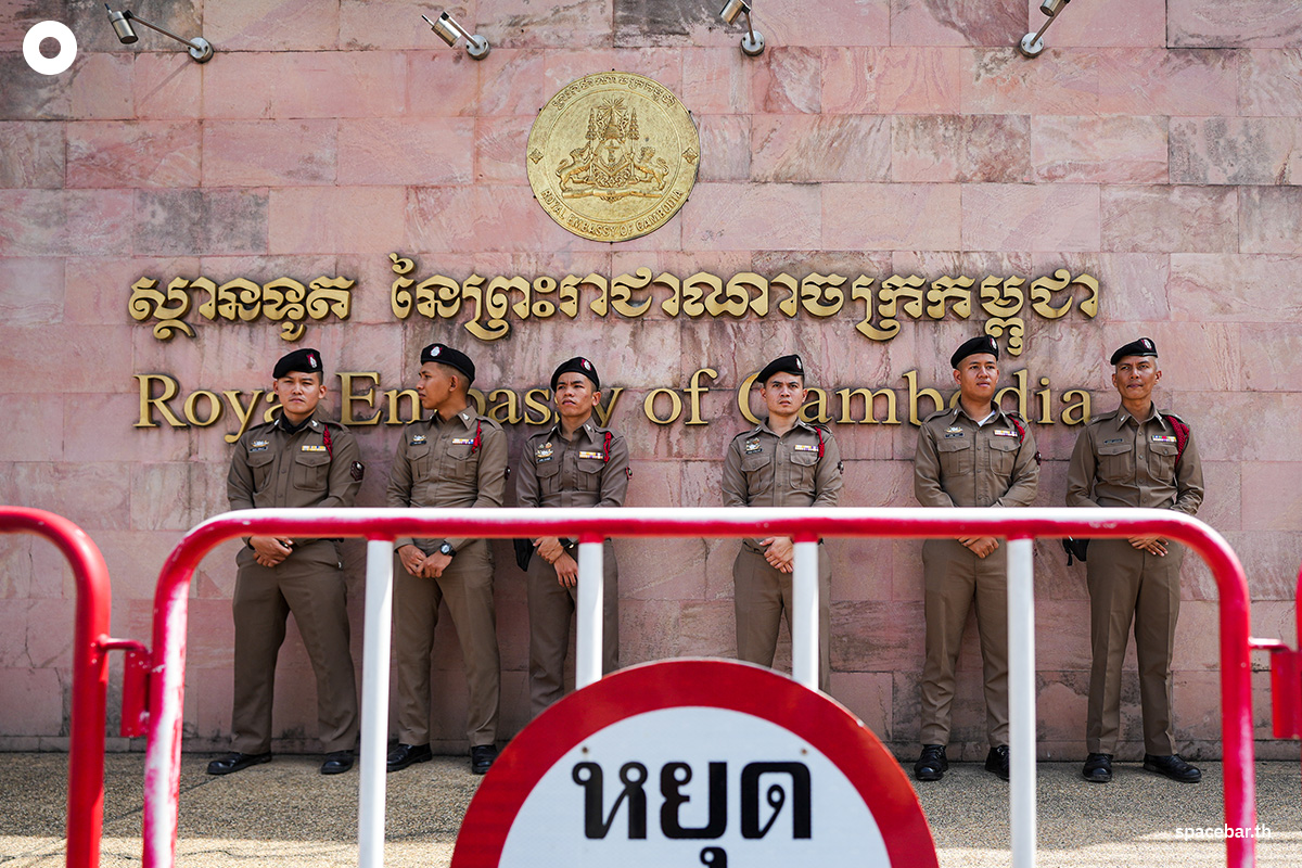 PhotoStory-ตำรวจดูแลความเรียบร้อยหน้าสถานทูตราชอาณาจักรกัมพูชาประจำประเทศไทย
