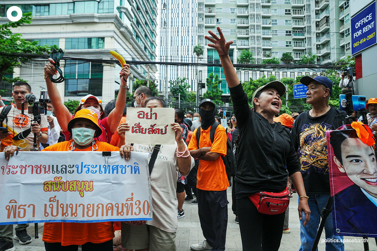 Orange_Shirt_Mob_Warning_Pheu_Thai_Party_SPACEBAR_Photo04_9abc5dbca7.jpeg