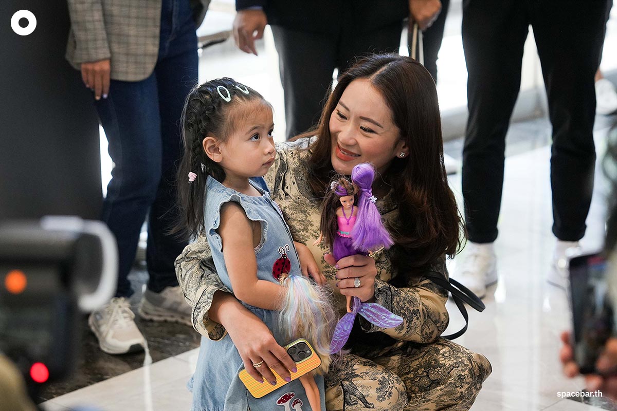 Paethongtan_Take_Daughter_To_Pheu_Thai_Party_SPACEBAR_Photo00_d0792f5af1.jpeg