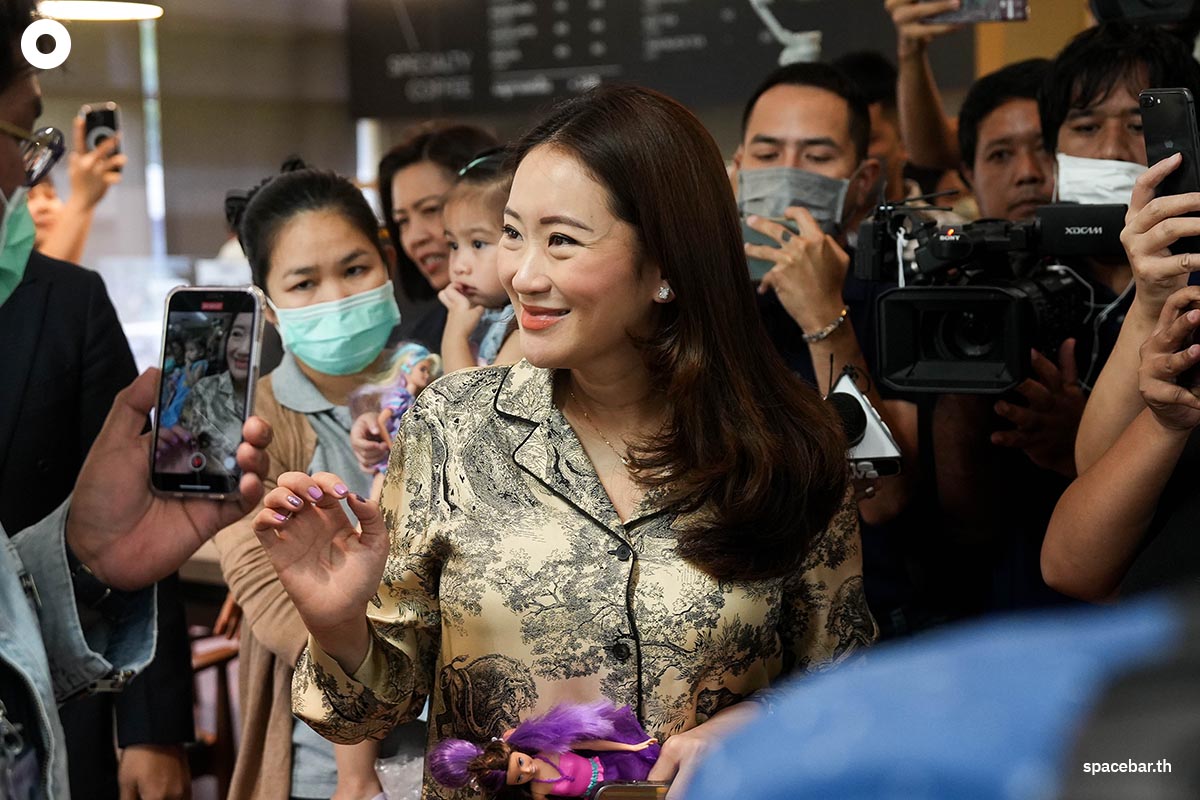 Paethongtan_Take_Daughter_To_Pheu_Thai_Party_SPACEBAR_Photo02_ac3e069290.jpeg