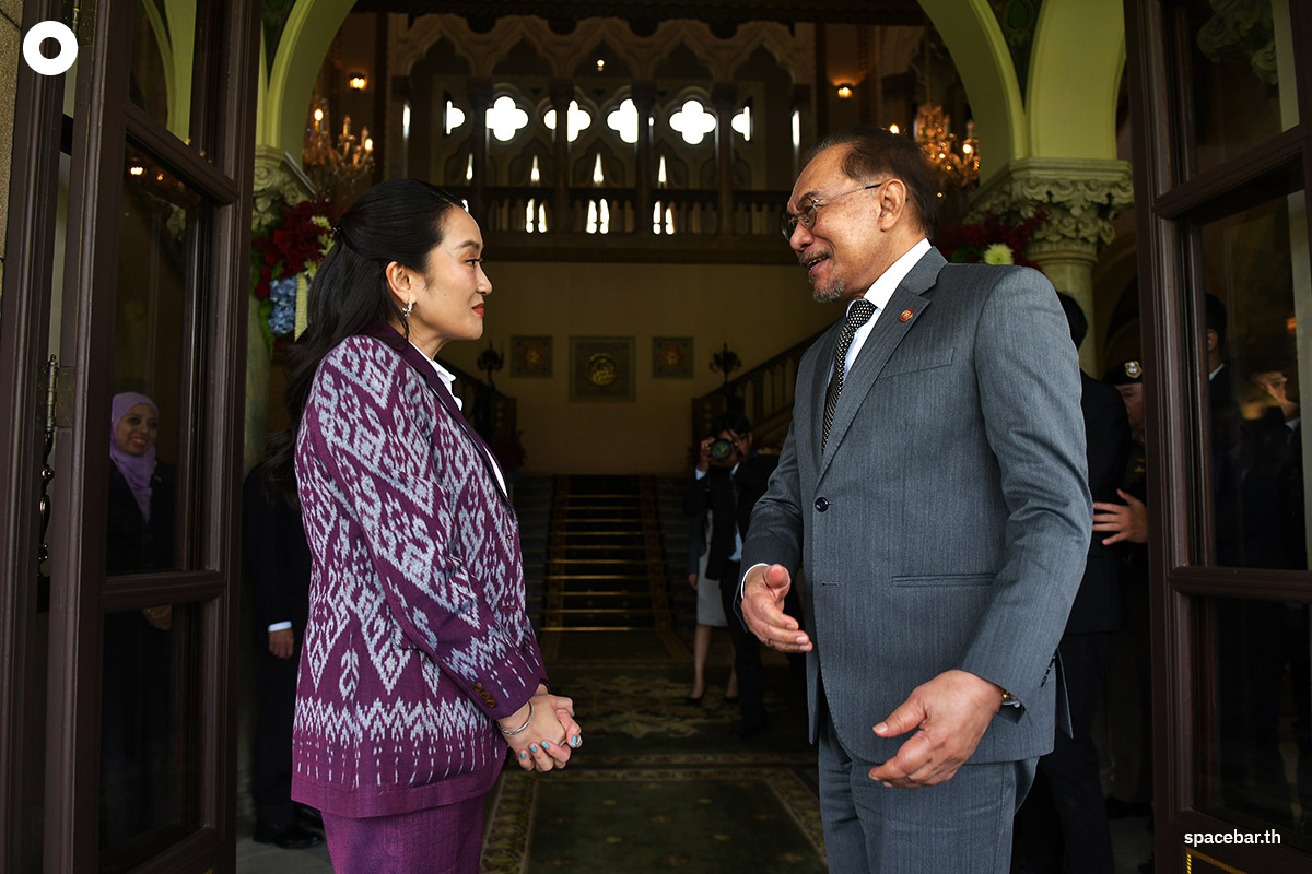 Paetongtarn_Shinawatra_discusses_with_Anwar_Ibrahim_SPACEBAR_Photo01_5ba12b4970.jpg