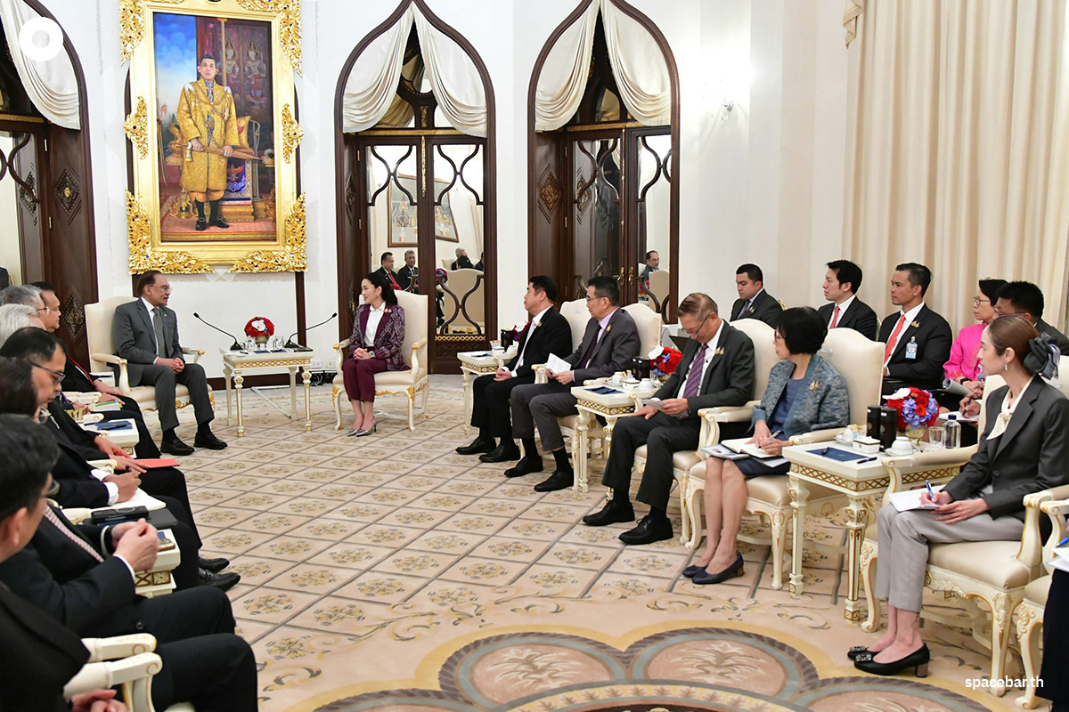 Paetongtarn_Shinawatra_discusses_with_Anwar_Ibrahim_SPACEBAR_Photo07_d242860ad5.jpg