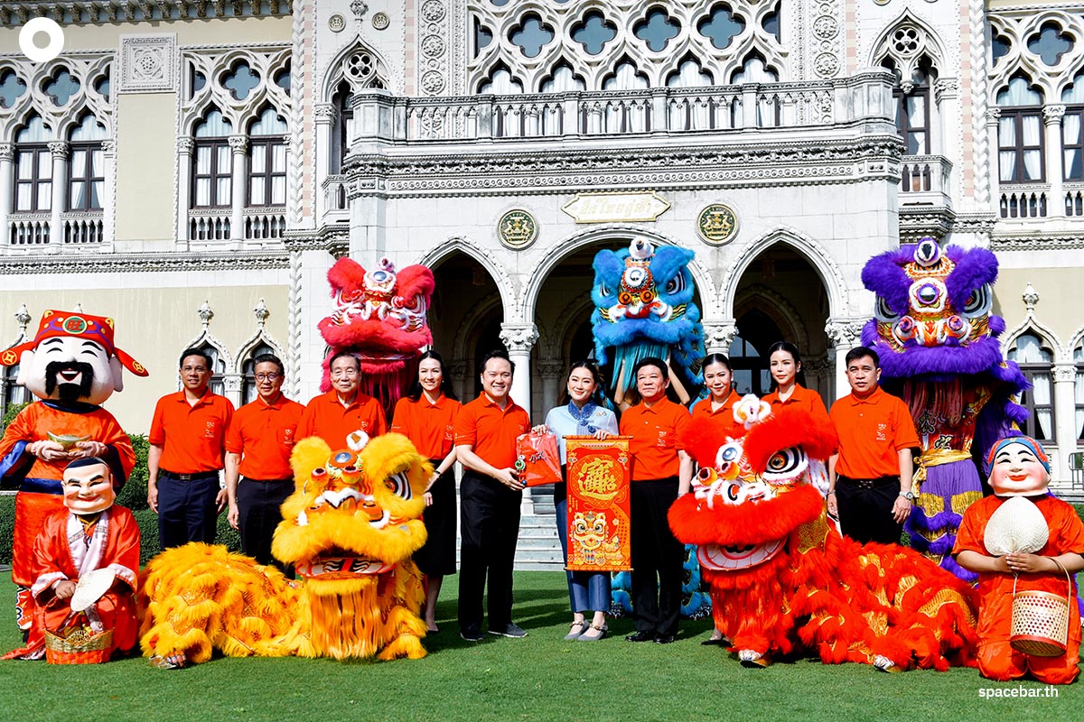 Paetongtarn_Shinawatra_watches_the_lion_dance_in_front_of_Government_House_SPACEBAR_Photo00_7e3284355d.jpg