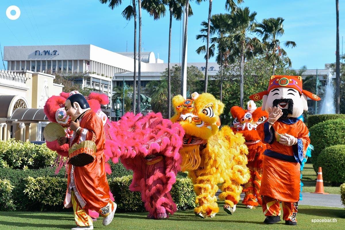 Paetongtarn_Shinawatra_watches_the_lion_dance_in_front_of_Government_House_SPACEBAR_Photo01_9719f9f07b.jpg