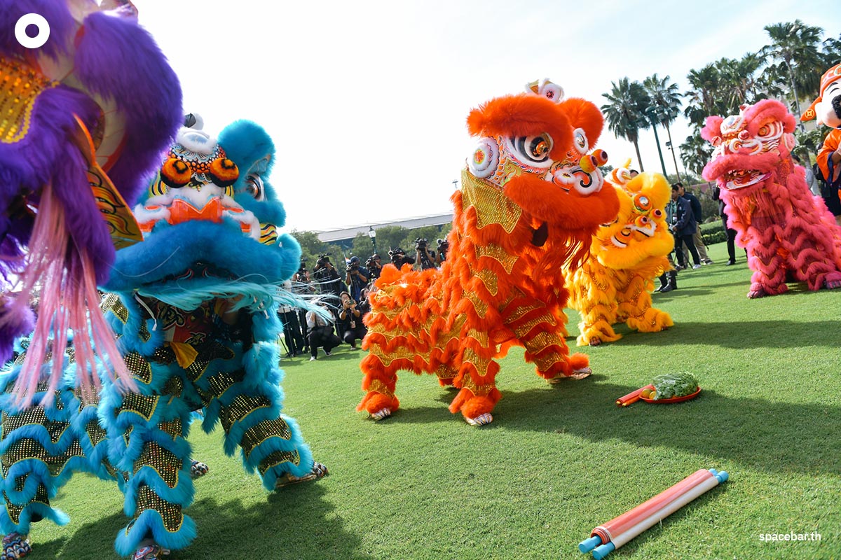 Paetongtarn_Shinawatra_watches_the_lion_dance_in_front_of_Government_House_SPACEBAR_Photo03_769f556454.jpg