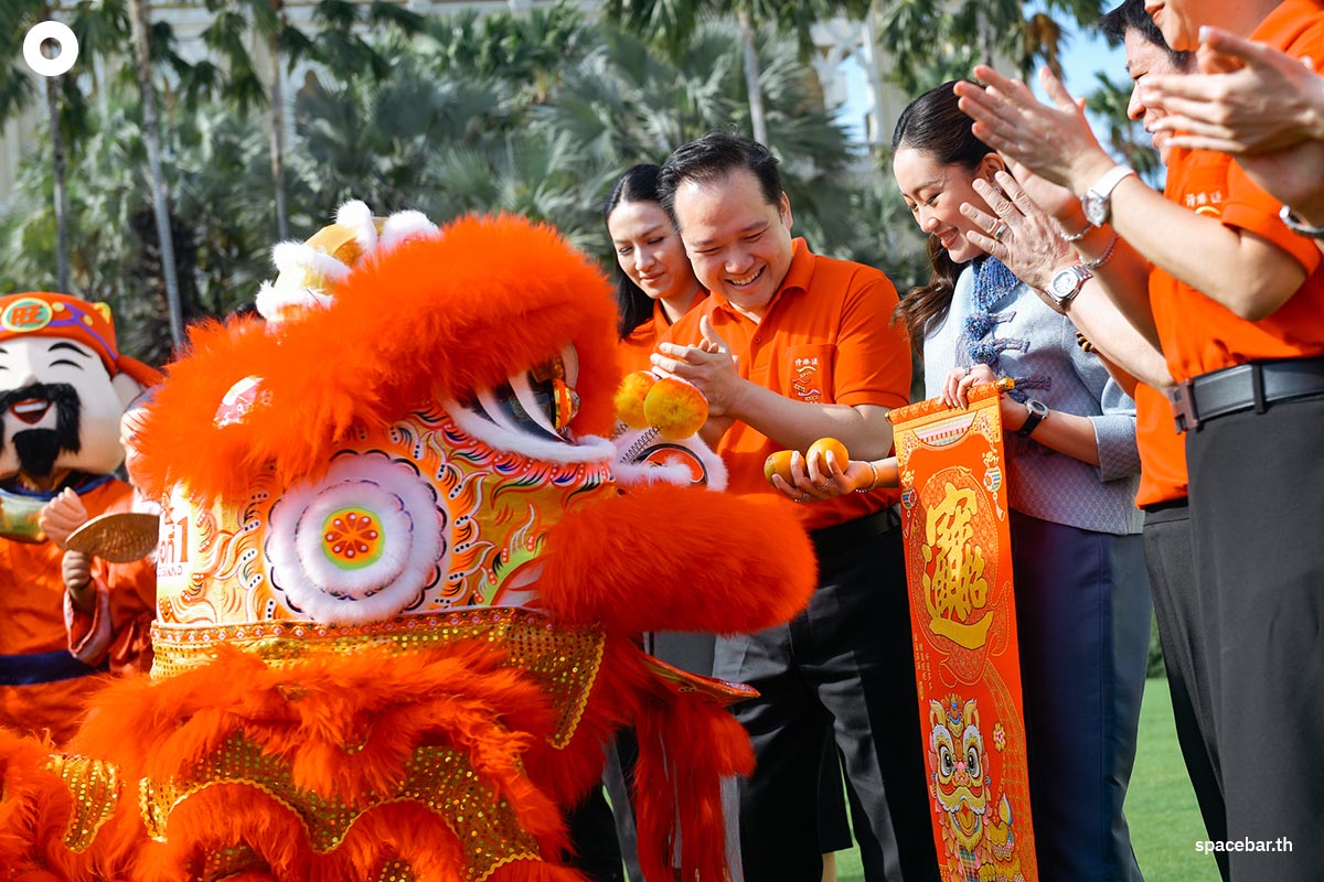 Paetongtarn_Shinawatra_watches_the_lion_dance_in_front_of_Government_House_SPACEBAR_Photo04_d5f69d67da.jpg