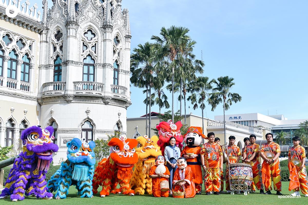 Paetongtarn_Shinawatra_watches_the_lion_dance_in_front_of_Government_House_SPACEBAR_Photo05_5f539ddf8b.jpg