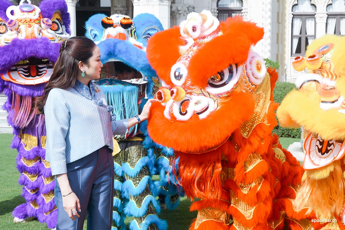 Paetongtarn_Shinawatra_watches_the_lion_dance_in_front_of_Government_House_SPACEBAR_Photo06_03ad7dfb40.jpg