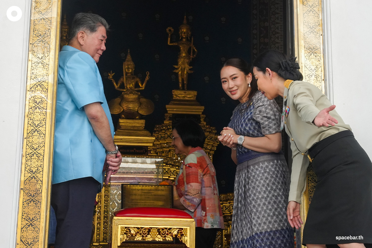 Paetongtarn_and_ministers_pay_homage_to_the_Bangkok_City_Pillar_Shrine_and_Temple_of_the_Emerald_Buddha_SPACEBAR_Photo07_4023b1e4e2.jpg
