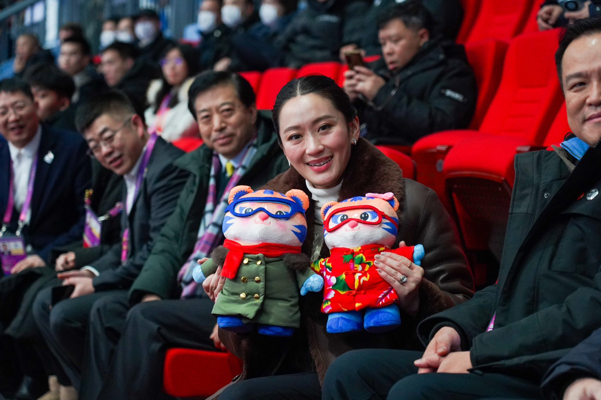 Paetongtarn_cheer_on_Thailand_mens_national_ice_hockey_team_SPACEBAR_Photo01_54d702124b.jpg