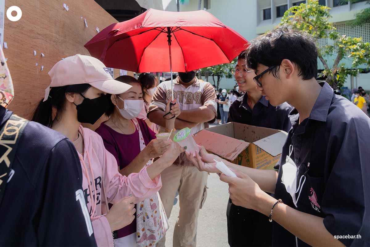 People_vote_in_advance_at_Ramkhamhaeng_University_polling_station_SPACEBAR_Photo07_24c31c7c98.jpeg