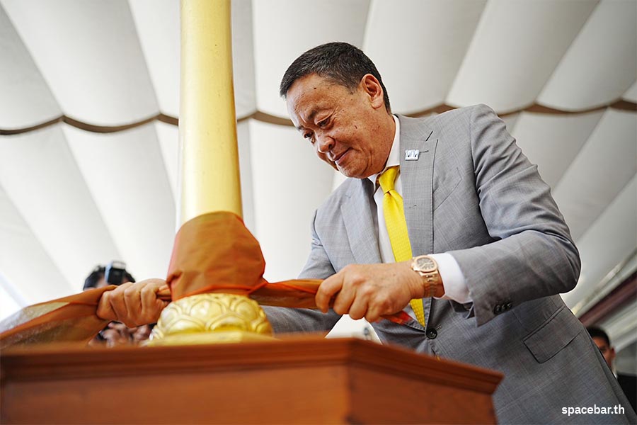 Pheu_Thai_Party_pays_homage_to_Bangkok_City_Pillar_Shrine_after_dissolved_the_parliament_SPACEBAR_Photo02_ddbea32ea6.jpeg