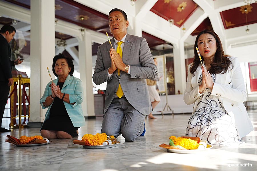 Pheu_Thai_Party_pays_homage_to_Bangkok_City_Pillar_Shrine_after_dissolved_the_parliament_SPACEBAR_Photo04_8c1a08524d.jpeg