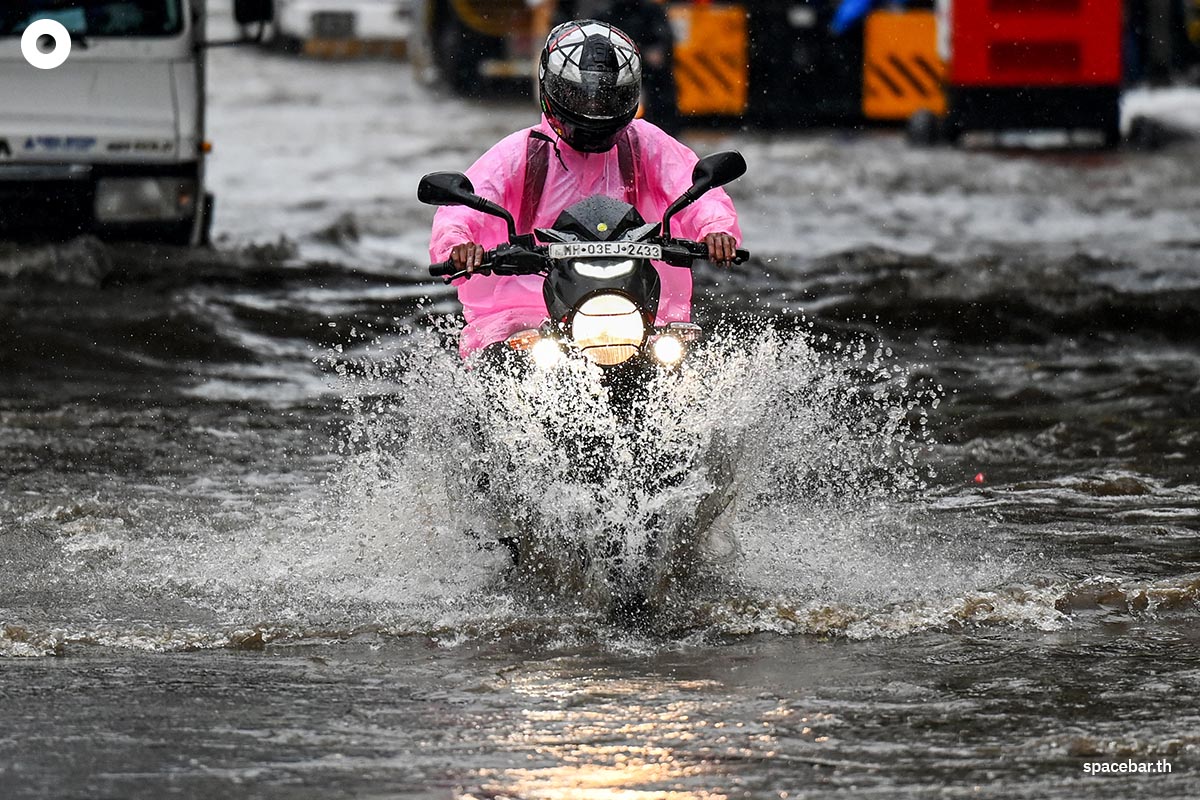PhotoStory-ชายคนหนึ่งขับมอเตอร์ไซค์ฝ่าน้ำท่วมหลังจากฝนตกหนักในนครมุมไบ ประเทศอินเดียเมื่อวันที่ 26 พฤษภาคม 2025 (Photo by Punit PARANJPE / AFP) 