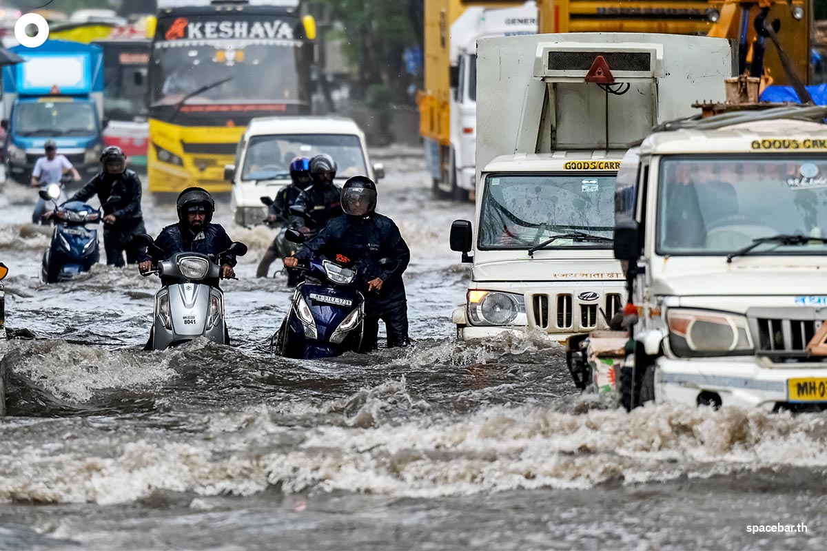 PhotoStory-ผู้ใช้รถใช้ถนนขับรถลุยน้ำท่วมถนนหลังฝนตกหนักในนครมุมไบ ประเทศอินเดียเมื่อวันที่ 26 พฤษภาคม 2025 (Photo by Punit PARANJPE / AFP) 