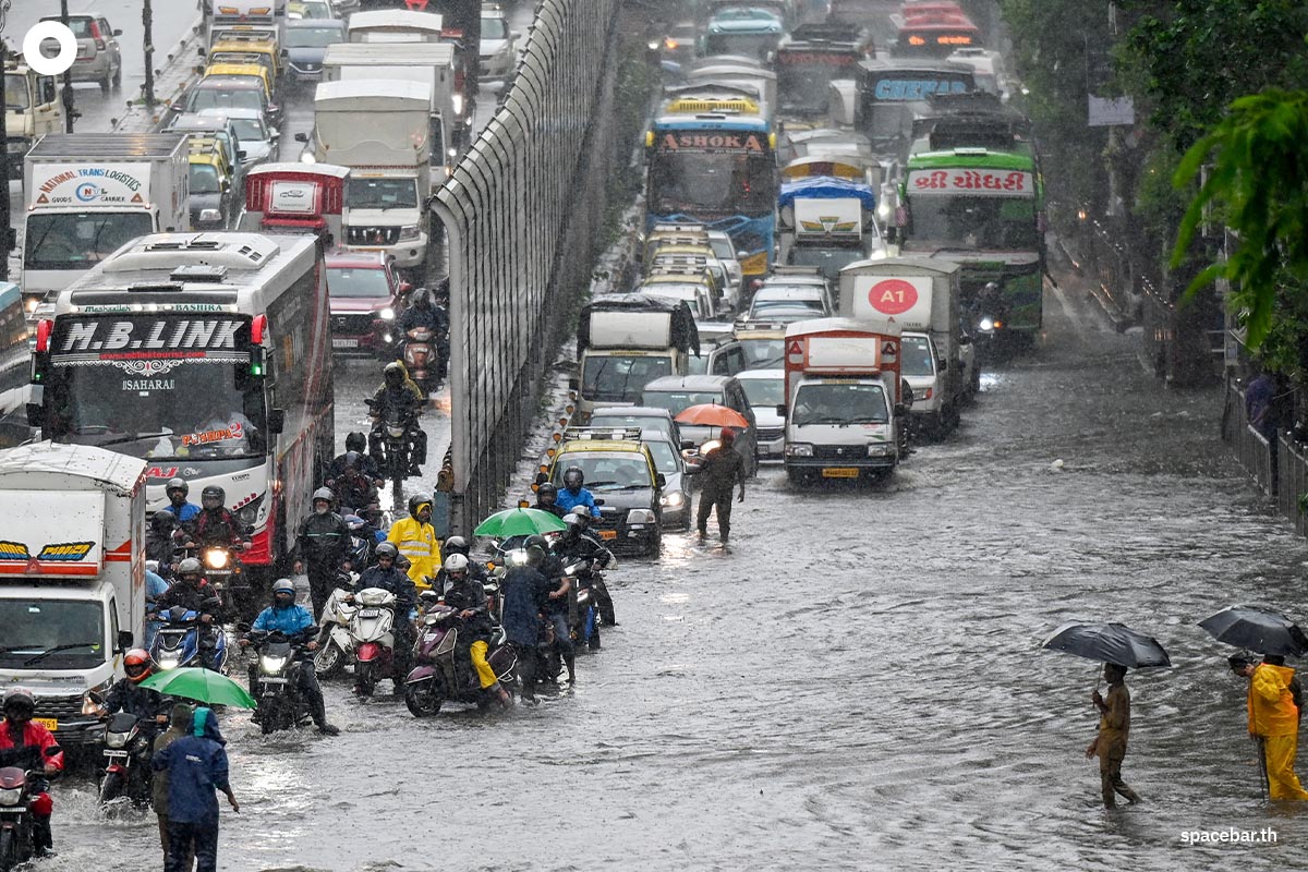 PhotoStory-ผู้ใช้รถใช้ถนนติดอยู่บนถนนขณะขับรถลุยน้ำท่วมหลังฝนตกหนักในนครมุมไบ ประเทศอินเดียเมื่อวันที่ 26 พฤษภาคม 2025 (Photo by Punit PARANJPE / AFP) 
