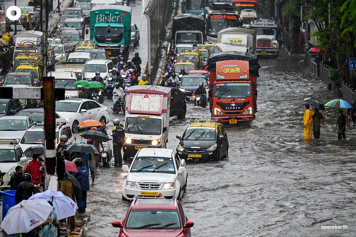 PhotoStory-ผู้ใช้รถใช้ถนนติดอยู่บนถนนขณะขับรถลุยน้ำท่วมหลังฝนตกหนักในนครมุมไบ ประเทศอินเดียเมื่อวันที่ 26 พฤษภาคม 2025 (Photo by Punit PARANJPE / AFP) 