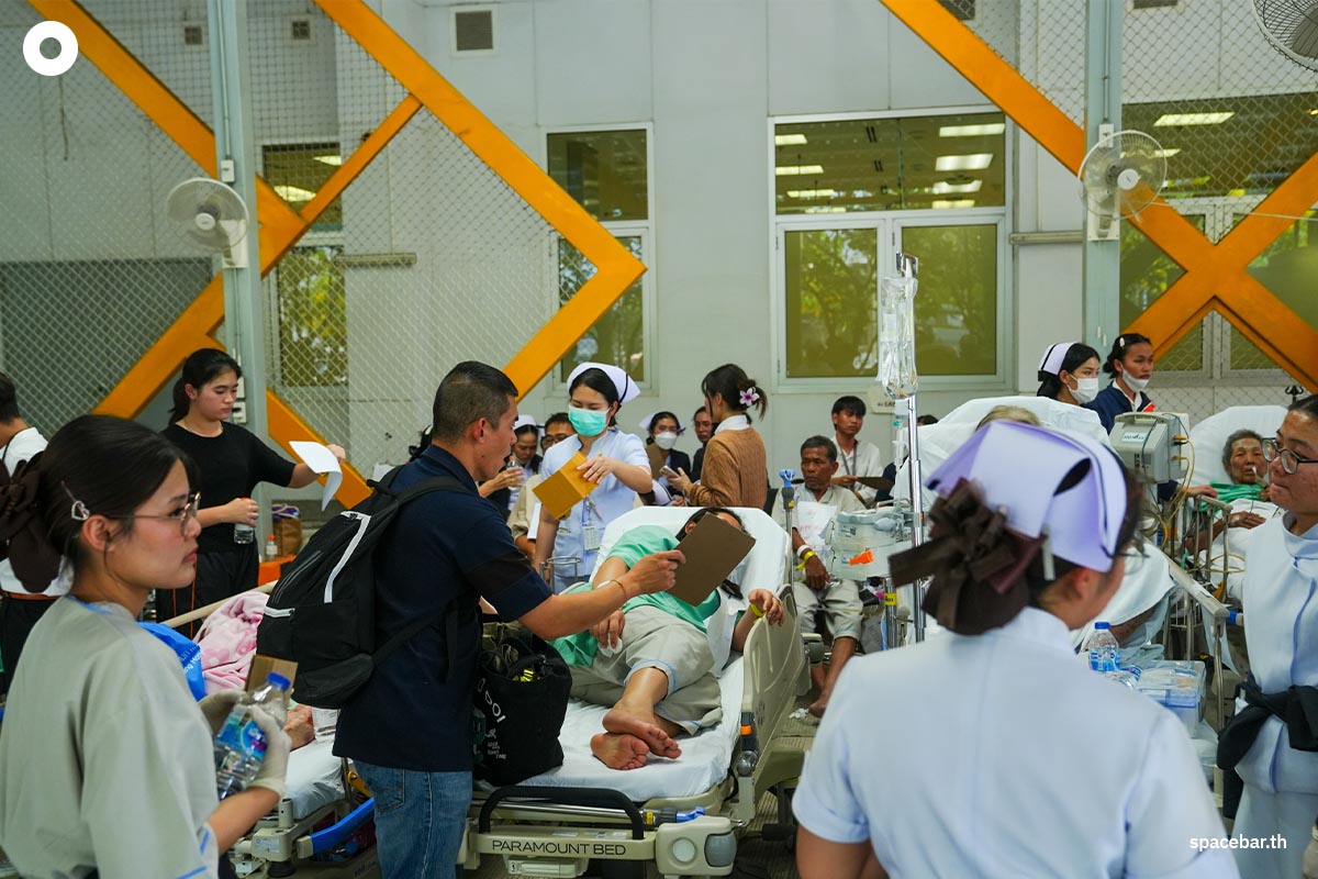 Photo_Story_Evacuation_of_patients_SPACEBAR_Photo03_eb3aa206fb.jpg